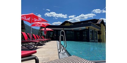 Wanderurlaub - Pools: Außenpool beheizt - Flachau - Infinity Pool mit Liegen - Hotel Stocker