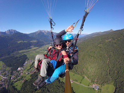 Wanderurlaub - Wanderschuhe: 4 Wanderschuhe - Fliegen lernen .... oder einen Tandemflug buchen?  - Sattleggers Alpenhof & Feriensternwarte