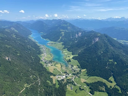 Wanderurlaub - Touren: Bergtour - Görtschach (Dölsach) - In 1.000 m Seehöhe - mit dem Gleitschirm  -
Blick auf den Weissensee  - Sattleggers Alpenhof & Feriensternwarte