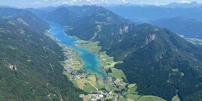 Wanderurlaub - Touren: Wanderung - Oberdrautal - In 1.000 m Seehöhe - mit dem Gleitschirm  -
Blick auf den Weissensee  - Sattleggers Alpenhof & Feriensternwarte