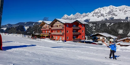 Wanderurlaub - Schneeschuhwanderung - Weißenbach (Haus) - Hotel Pariente im Winter direkt an der Skipiste - Hotel Restaurant Pariente