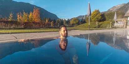 Wanderurlaub - Pools: Außenpool beheizt - Sbg. Salzkammergut - Sauna-Außenbecken Herbst - Narzissen Vital Resort