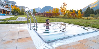 Wanderurlaub - Bettgrößen: Doppelbett - Ebensee - Kaltwasser-Außenbecken im Saunabereich  - Narzissen Vital Resort