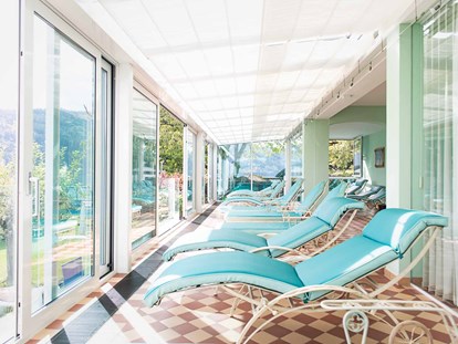 Wanderurlaub - Infopoint - Österreich - Ruhebereich mit Blick zum See - Seeglück Hotel Forelle