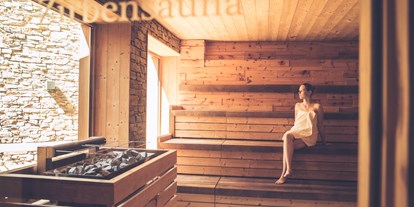 Wanderurlaub - Sauna - Gröbming - "Zirben"-Panoramasauna 
Schwitzen Sie sich bei trockener und heißer Luft um die 85°- 90° C gesund.      Die Zirbe wächst unter widrigsten Bedingungen in den heimischen Alpen. Ihr Holz enthält ätherische Öle und Harze, welche seit jeher als Naturheilmittel verwendet werden. In der Sauna sorgen sie für angenehmen, lang anhaltenden Duft, wirken antibakteriell und stärken das Herz-Kreislauf System. Unsere Zirben-Sauna konzipiert für 40 Personen wird aufgrund der Abstandsregelung für max. 8 Personen geöffnet. - Hotel Annelies