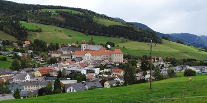 Wanderurlaub - Roßbach (Friesach) - Blick auf St. Lambrecht - Hotel Landsitz Pichlschloss