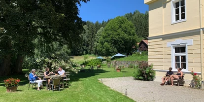 Wanderurlaub - Pauschalen für Wanderer - Sankt Egidi - Kaffee im Park - Hotel Landsitz Pichlschloss