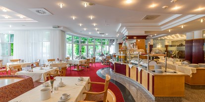 Wanderurlaub - Ausrüstungsverleih: Rucksäcke - Kirchau - Restaurant Frühstücksbuffet - Hotel Schneeberghof 