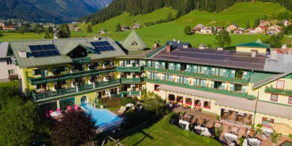 Wanderurlaub - Touren: Hochtour - Ramsau (Bad Goisern am Hallstättersee) - Garten, Spielwiese und Pool von Hotel Sommerhof im Salzkammergut - Familienhotel Sommerhof