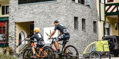 Wanderurlaub - Ausrüstungsverleih: Teleskopstöcke - Gschwand - Mountainbike und E-Biken im Salzkammergut, absperrbarer Radkeller im Hotel - Familienhotel Sommerhof