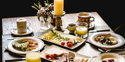Wanderurlaub - Ausrüstungsverleih: Kindertrage - Salzkammergut - köstliches Frühstück im Familienhotel Sommerhof - Familienhotel Sommerhof