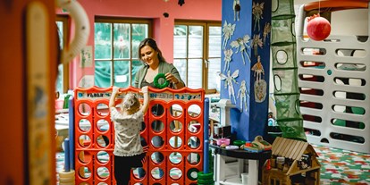 Wanderurlaub - Ausrüstungsverleih: Kindertrage - Altaussee - Spieleraum für die kleinen Gäste - Familienhotel Sommerhof
