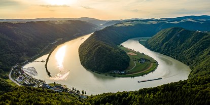 Wanderurlaub - Bettgrößen: Doppelbett - Region Hausruck - Luftbild der Schlögener Schlinge - Riverresort Donauschlinge