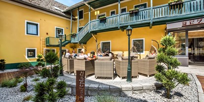 Wanderurlaub - Parkplatz: kostenlos beim Hotel - Oberösterreich - Innenhof mit Feuerlounge - Riverresort Donauschlinge
