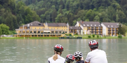 Wanderurlaub - Unterkunftsart: Hotel - Haitzendorf (Neustift im Mühlkreis) - Radfahrer mit Blick auf das Riverresort Donauschinge - Riverresort Donauschlinge