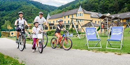 Wanderurlaub - Parkplatz: kostenlos beim Hotel - Senghübl - Familie mit Fahrrad - Riverresort Donauschlinge