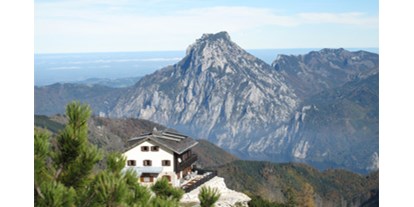 Wanderurlaub - Preisniveau: günstig - Salzkammergut - Die Kranabethhütte am Feuerkogel im Hintergrund der Wächter des Salzkammergutes der Traunstein - Kranabethhütte