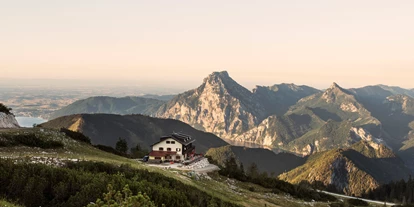 Wanderurlaub - Pauschalen für Wanderer - Oberau (Timelkam) - Panoramabild mit Kranabethhütte. Blick zum Traunsee - Kranabethhütte