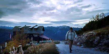 Wanderurlaub - ausgebildeter Wanderführer - Sbg. Salzkammergut - Herr Gröller am Abend am Weg zur Gondel von der Kranabethhütte - Kranabethhütte