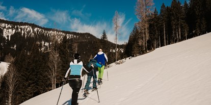 Wanderurlaub - Ausrüstungsverleih: Kindertrage - Obertauern - Viele verschiedene Schneeschuh-Wanderungen warten auf Sie beim Neubergerhof. - Hotel …mein Neubergerhof****