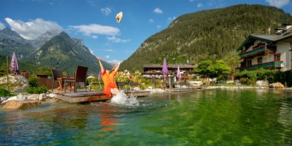 Wanderurlaub - Wanderschuhe: 4 Wanderschuhe - Salzburg - Naturschwimmteich - Familien und Vitalhotel Mühlpointhof ***S
