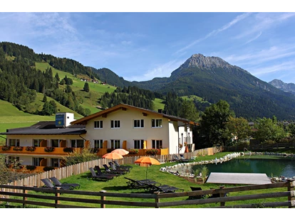 Wanderurlaub - persönliche Tourenberatung - Maier - Hotelansicht mit Schwimmteich - Familienhotel Botenwirt ***S