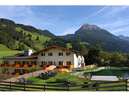 Wanderurlaub - Schwierigkeit Wanderungen: Blau - Großarl - Hotelansicht mit Schwimmteich - Familienhotel Botenwirt ***S