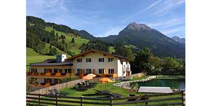 Wanderurlaub - Familienwanderung - Obertauern - Hotelansicht mit Schwimmteich - Familienhotel Botenwirt ***S