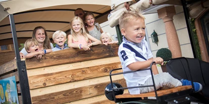 Wanderurlaub - geführte Wanderungen - Sonnhalb - Oldtimer-Traktorfahrt Kids Club - Familienresort Reslwirt****