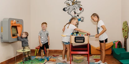 Wanderurlaub - Ausrüstungsverleih: Kindertrage - Gadaunern - Familienhotel Auhof