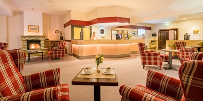 Wanderurlaub - Infopoint - Reinhardshagen - Hotellobby mit Rezeption und gemütlichem Sitzbereichen - Waldhotel Schäferberg