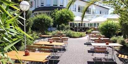 Wanderurlaub - Hotel-Schwerpunkt: Wandern mit Kindern - Zierenberg - große Gartenterrasse mit Gastronomie - Waldhotel Schäferberg