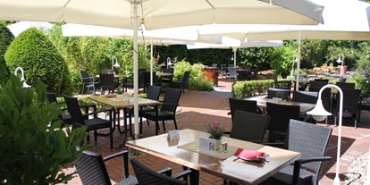 Wanderurlaub - Hotelbar - Reinhardshagen - große Gartenterrasse mit Gastronomie

 - Waldhotel Schäferberg