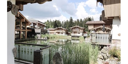 Wanderurlaub - Familienwanderung - Untergrünau (Oepping) - INNs HOLZ Chaletdorf mit INNs HOLZ See im Sommer - INNs HOLZ Chaletdorf