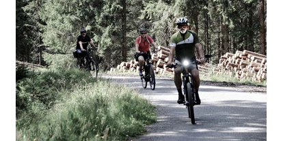 Wanderurlaub - Ausrüstungsverleih: Rucksäcke - Untergrünau (Oepping) - INNs HOLZ Chaletdorf im Sommer Radfahren Mountainbike - INNs HOLZ Chaletdorf