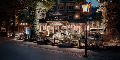 Wanderurlaub - geführte Touren - Bad Gastein - Außenansicht des Sendlhofer's  und LUKE's Wohnzimmer im Sommer - Sendlhofer's