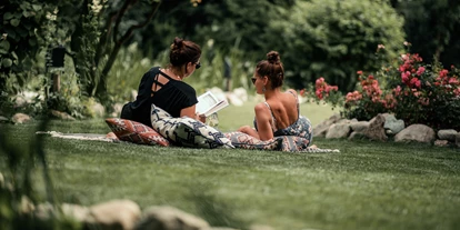 Wanderurlaub - persönliche Tourenberatung - Dienten am Hochkönig - der Garten im Sendlhofer's ist perfekt für eine Auszeit mit einem guten Buch oder einem Picknick - Sendlhofer's