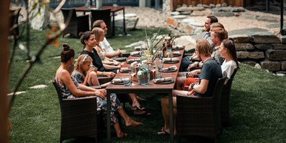 Wanderurlaub - vegetarisches Essen - Großsonnberg - ein netter Abend mit Freunden im Garten des Sendlhofer's - Sendlhofer's