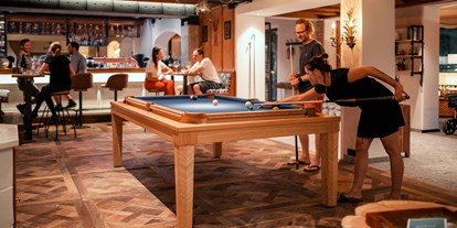 Wanderurlaub - Themenwanderung - Hüttschlag - Billiard in der Bar - Sendlhofer's
