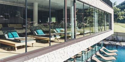 Wanderurlaub - Pools: Schwimmteich - Hohe Tauern - Ruheraum & Teich Außenansicht - Hotel Nesslerhof