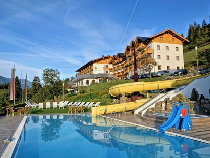 Wanderurlaub - geführte Touren - Fellberg - Freibad mit Wasserrutsche und Liegewiese - Hotel Glocknerhof