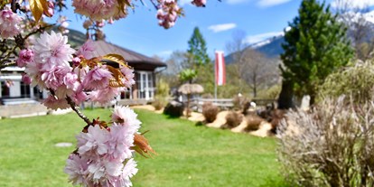 Wanderurlaub - geführte Touren - Kitzbühel - Frühlingsgefühle im Garten - Hotel Hubertus