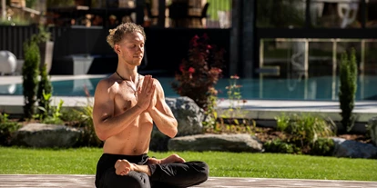 Wanderurlaub - geführte Wanderungen - Brandberg - Yoga auf den Decks im Garten - das Alois ****s
