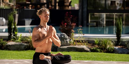 Wanderurlaub - Hüttenreservierung - Tux - Yoga auf den Decks im Garten - das Alois ****s