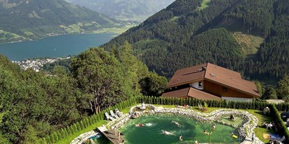 Wanderurlaub - Verpflegung: Frühstück - Saalbach - Bio Schwimmteich mit herrlichen Blick auf den Zeller See und die umliegende Bergkulisse.
Genießen Sie Ruhe und Natur - Berghotel Jaga Alm 