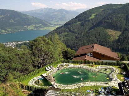Wanderurlaub - Hüttenreservierung - Walchen (Piesendorf) - Bio Schwimmteich mit herrlichen Blick auf den Zeller See und die umliegende Bergkulisse.
Genießen Sie Ruhe und Natur - Berghotel Jaga Alm 