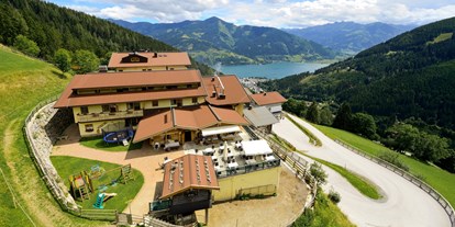 Wanderurlaub - Ausrüstungsverleih: Teleskopstöcke - Saalbach - Lage Hotel mit Aussicht auf den See - Berghotel Jaga Alm 