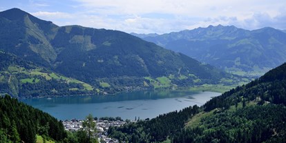 Wanderurlaub - Bettgrößen: Twin Bett - Pinzgau - Aussicht auf den Zeller See, die umliegende Bergkulisse der Hohen Tauern sowie auf die Stadt Zell am See. - Berghotel Jaga Alm 