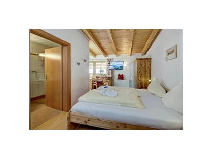Wanderurlaub - Familienwanderung - Pürzlbach - Ländliche Doppelzimmer mit Balkon und geräumigen Badezimmern - Berghotel Jaga Alm 