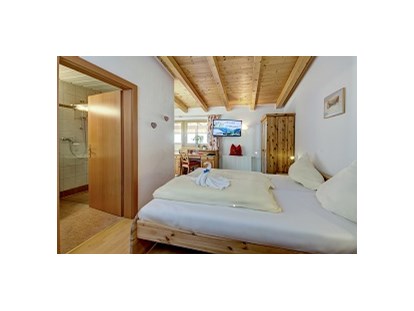 Wanderurlaub - Sauna - March (Goldegg) - Ländliche Doppelzimmer mit Balkon und geräumigen Badezimmern - Berghotel Jaga Alm 